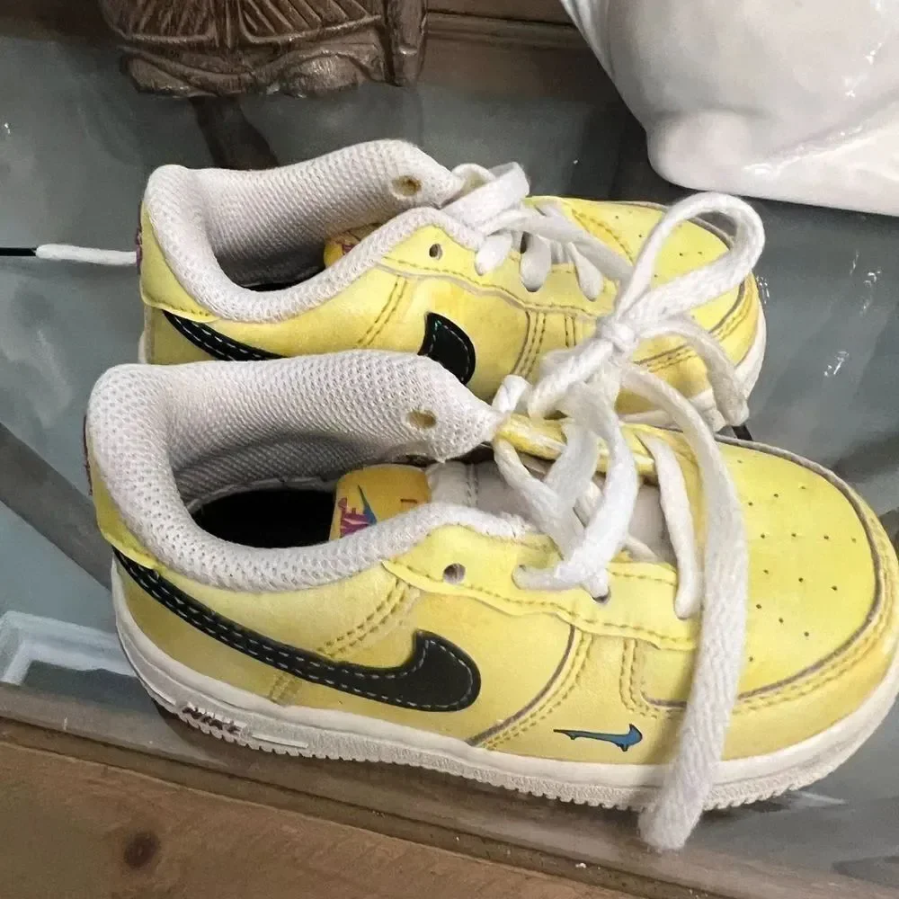 Nike Kids Yellow smiley face AF1 kids Sneakers. Size 6c